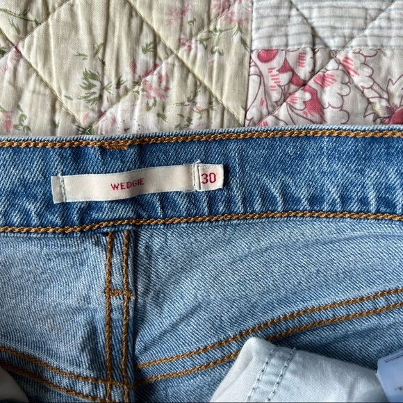 Levi’s Premium Wedgie Fit High Waist Jeans Shorts Size 30 Distressed Raw Hem - Picture 11 of 14